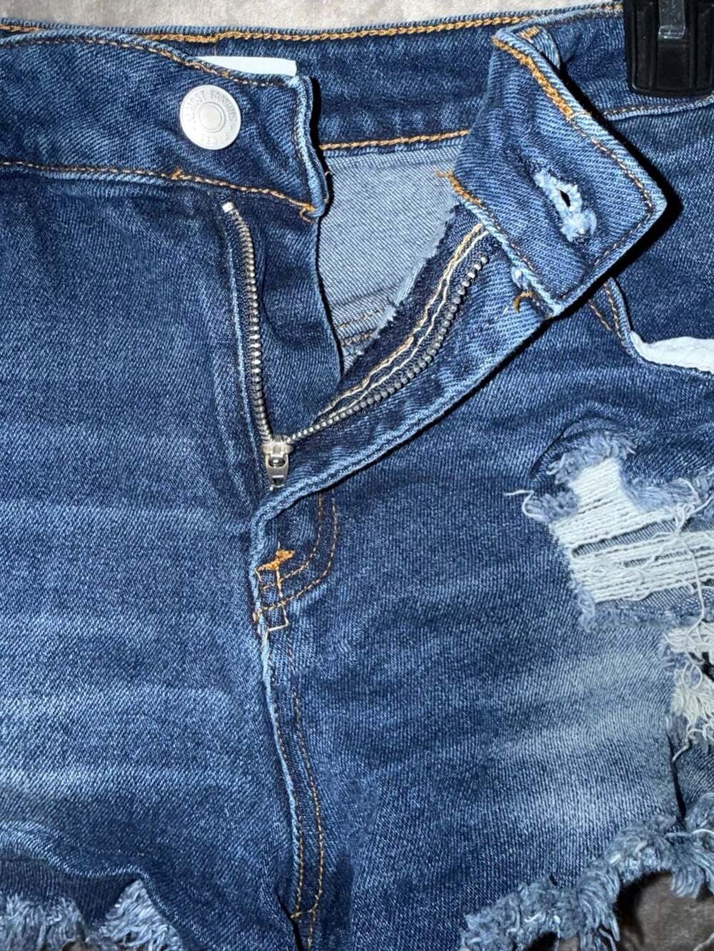 Almost Famous Distressed Raw Hem Denim Shorts Size 11 - Picture 5 of 9